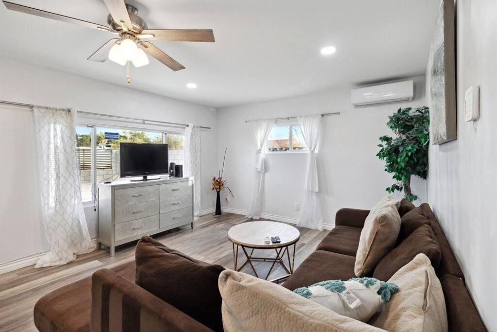 Modern City Ranch 3 Bdrm Family Home Access By Dirt Road Palmdale Εξωτερικό φωτογραφία