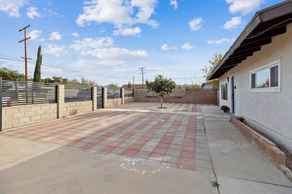 Modern City Ranch 3 Bdrm Family Home Access By Dirt Road Palmdale Εξωτερικό φωτογραφία