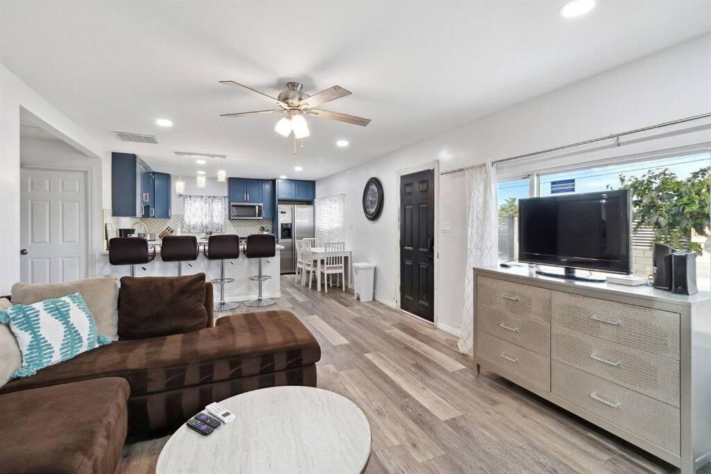 Modern City Ranch 3 Bdrm Family Home Access By Dirt Road Palmdale Εξωτερικό φωτογραφία