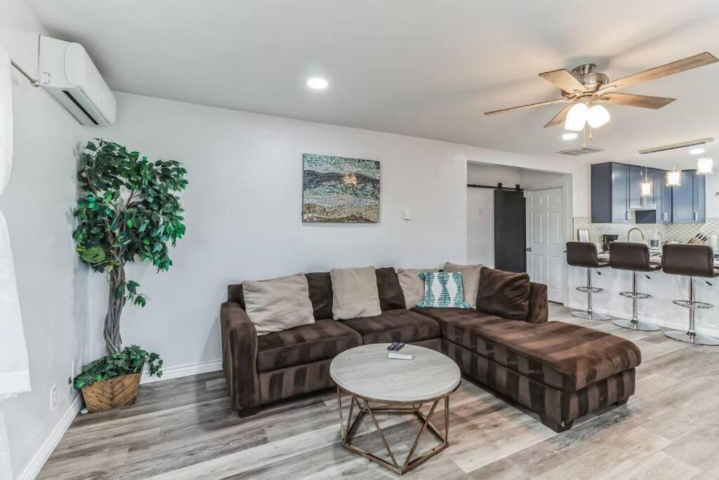 Modern City Ranch 3 Bdrm Family Home Access By Dirt Road Palmdale Εξωτερικό φωτογραφία