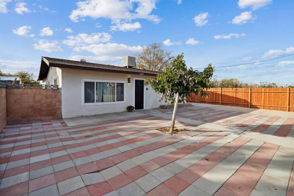 Modern City Ranch 3 Bdrm Family Home Access By Dirt Road Palmdale Εξωτερικό φωτογραφία