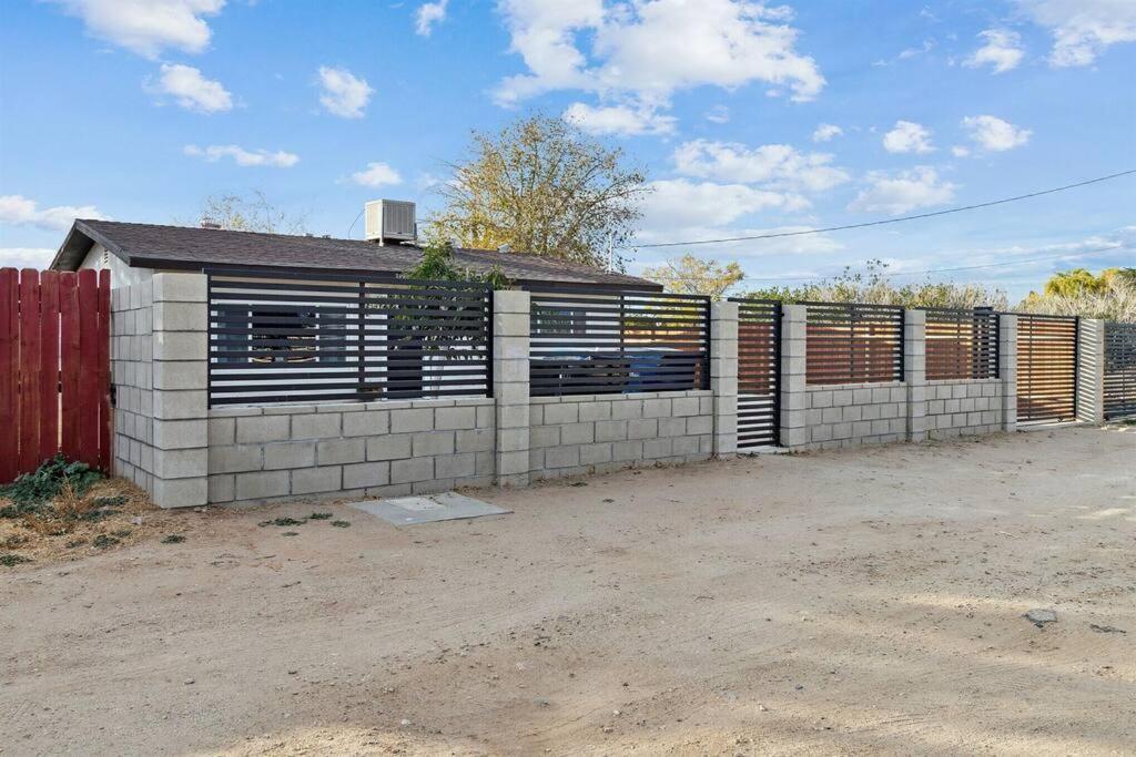 Modern City Ranch 3 Bdrm Family Home Access By Dirt Road Palmdale Εξωτερικό φωτογραφία
